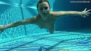 Appealing US blondie Lindsey Cruz swims nude in the pool