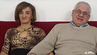 SCAMBISTI MATURI interracial-multiracial Mama Italian swinger gets her bum humped and vagina