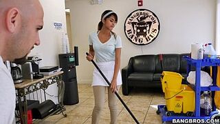 videos bang bros - The new cleaning female devour a load!