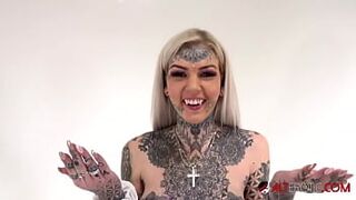 Tattooed Amber Luke mount the tremor for the first time