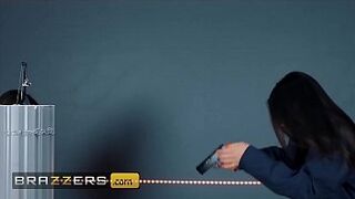 Superb Body Beauty Queen (Kendra Spade) Fucks The Security Guard - Brazzers