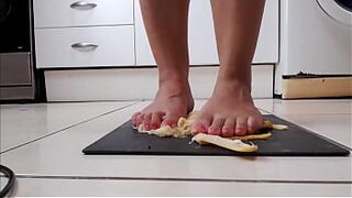 Banana'_s foot smashing